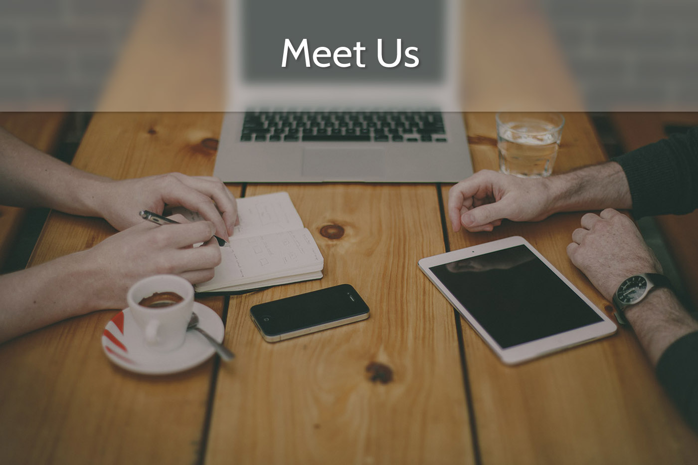 People meeting at desk, an illustration of a meeting with us at wooden desk(fullscreen image with coffee and laptop)
